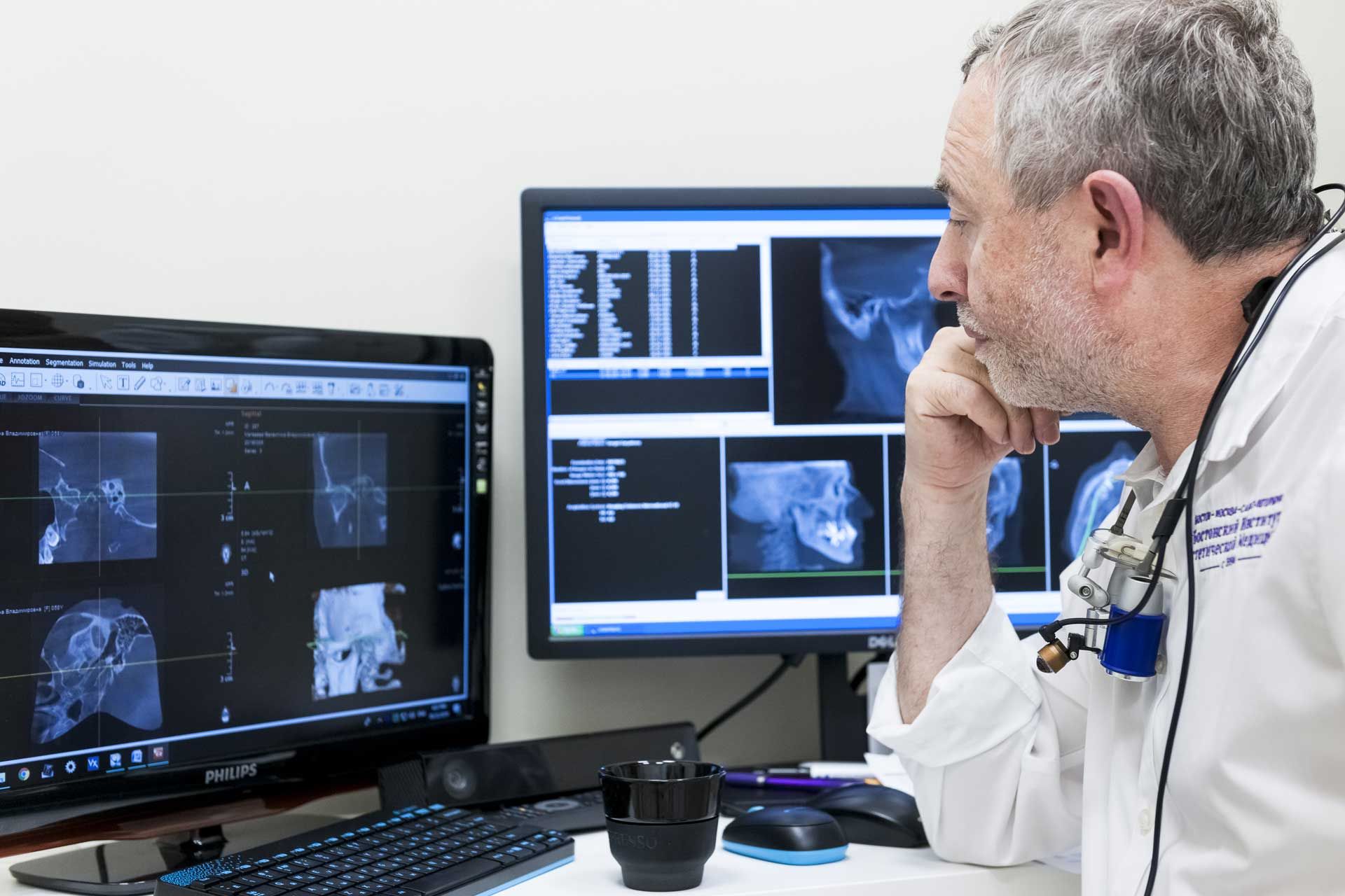 Константин Конкин изучает снимки пациента, БИЭМ СПб