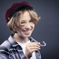 Подросток проходит лечение инвизилайн