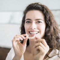 Подросток проходит лечение инвизилайн